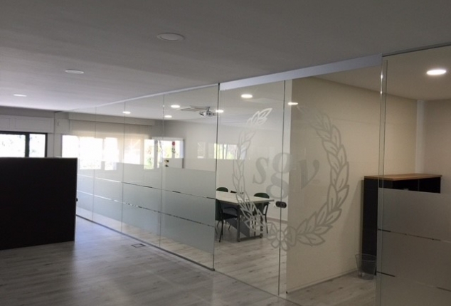 Reforma e interiorismo de empresa de distribución de productos para clínicas veterinarias, Orense.