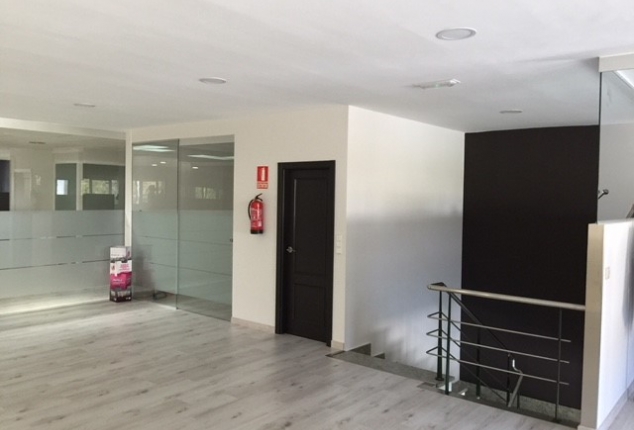 Reforma e interiorismo de empresa de distribución de productos para clínicas veterinarias, Orense.